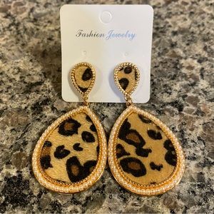 Fashion Leopard dangle light weight earrings NEW WITH TAGS